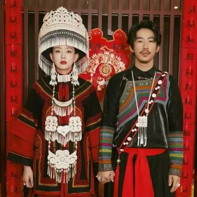 著名彝族演员江奇霖和演员周奇奇举行婚礼,彝族婚纱照刷遍了朋友圈...