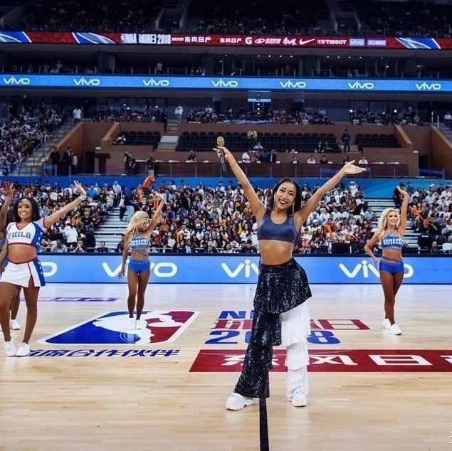 吉克隽逸现身2018NBA中国赛上海站,劲歌热舞性感炫腹(多图)