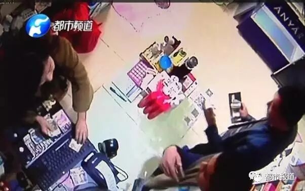 男子買東西時(shí)把售貨員繞暈 沒給錢還被倒找錢