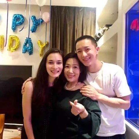 韩庚晒35岁生日派对照 与妈妈女友温馨同框