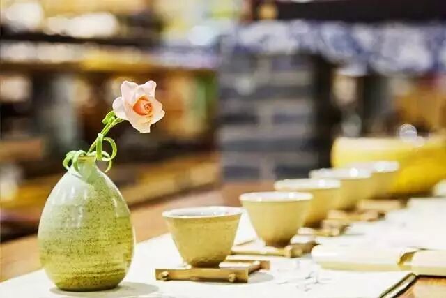 茶在手中是风景，茶在口中是人生
