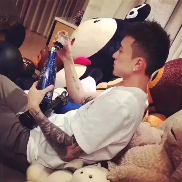 它的颜值甚至惊动了中国的富豪圈,比如炒鸡富二代——秦奋king,也会