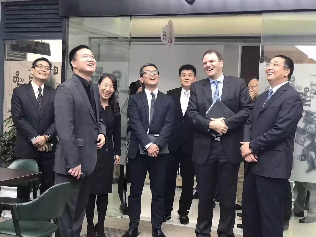 会见完毕后,昆明市政府秘书长郭希林,市工信委副主任杨中华,呈贡信息