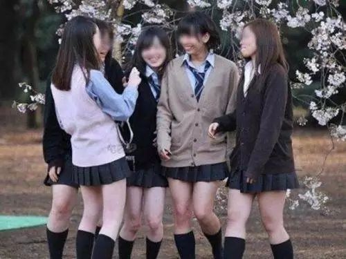 女生只准穿白色内裤!学校这规定好奇葩!老师你怎么检查呢?