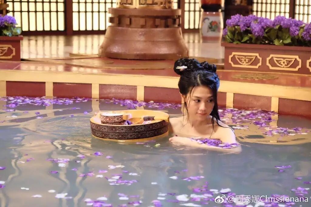 周秀娜拍露天浴場戲撞正落雨