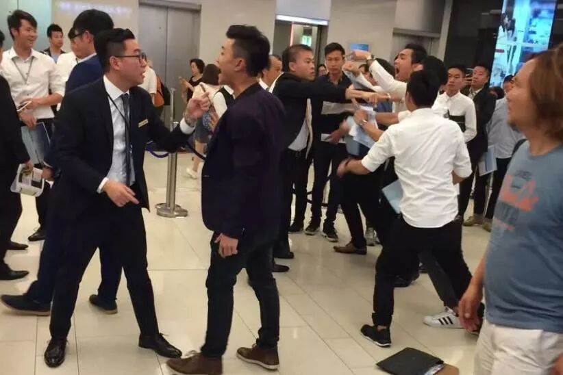 香港经纪为抢客户大打出手!