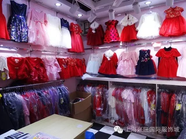 上海七浦路兴旺国际服饰城里藏着一个年赚百万的商机!一一一二胎时代来临,童装行业的春天