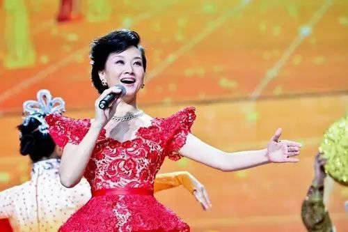 宋祖英、刘欢唯美演绎《一朵鲜花鲜又鲜》,美醉了!