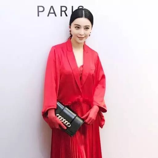 范爷强势带言!杨幂、唐嫣、林允、小宋佳等众明星分分被种草!纪fan希沉寂已久推出最新“in*finity”系列翻盖斜挎包!