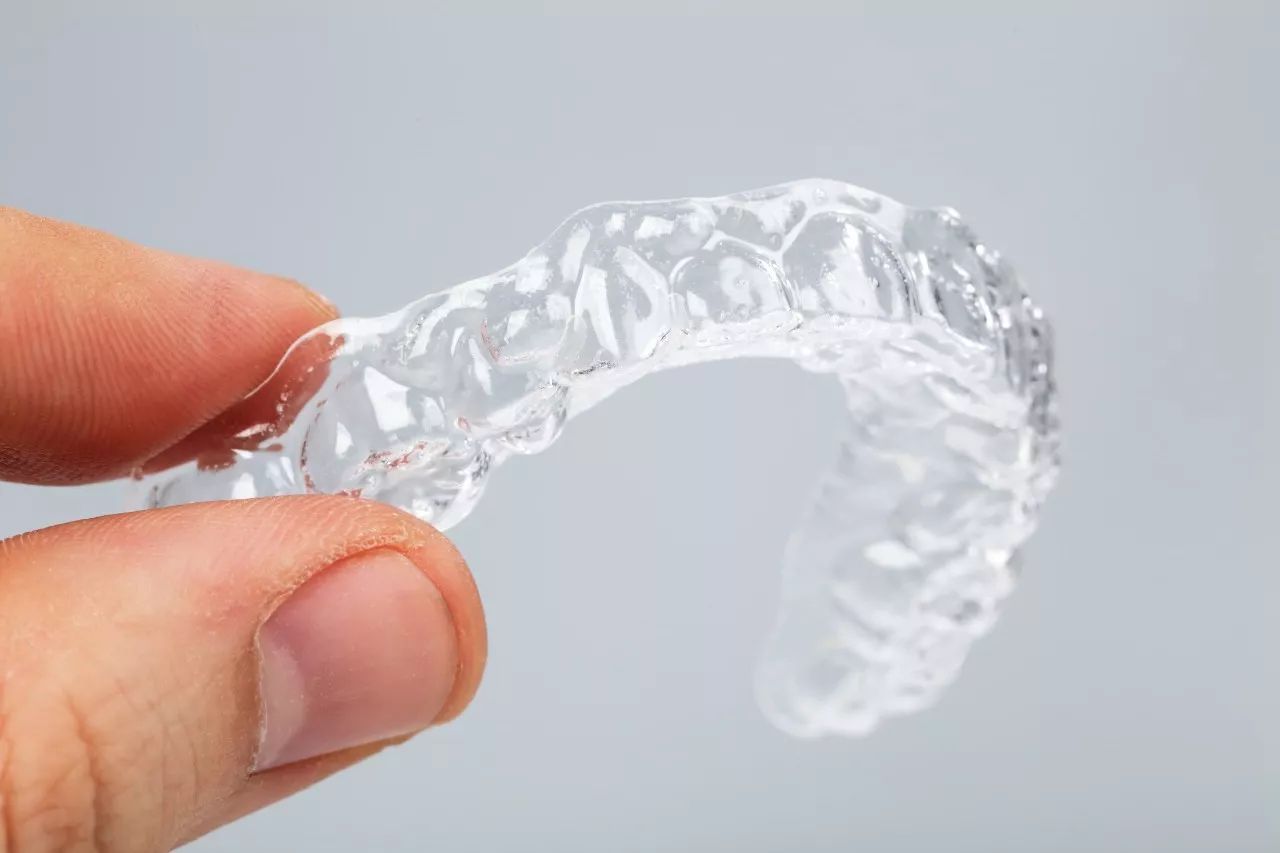 隐形牙套矫正牙齿前后总共要花多少钱？内含隐形牙套、3D扫描、保持器、美白牙齿等价位 - 咕噜美国通 (Guruin.com)