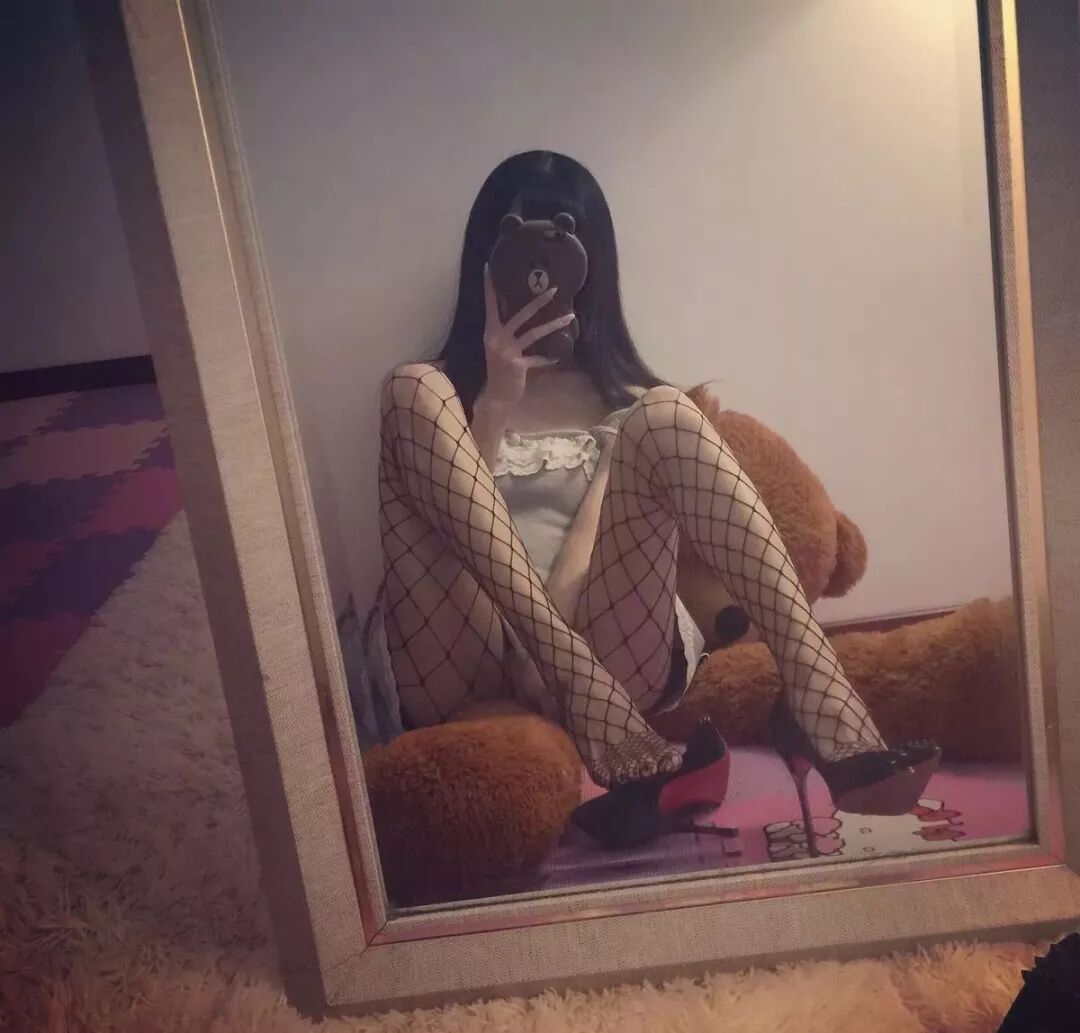 哪小伙子看了一眼富婆,激动地指着自己说,养我能防老呀….
