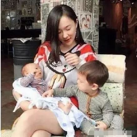 霍思燕二胎女儿曝光!?带女儿参加妈妈是超人?网友:确定和嗯哼不是双胞胎?