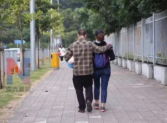 罗尔夫妇走出医院（图片来自南方视觉）