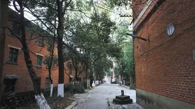 ▲“贵州城管局局长涉18年前灭门案”案发地418医院家属楼