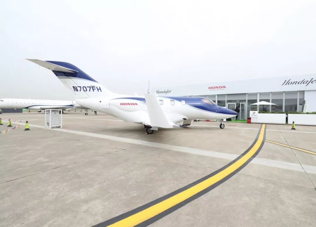 汽车品牌不造车,改去制霸海陆空? 「爱搞事情」的汽车品牌了解一下 为了这个「爱搞事情」的公司,知乎君特意来到了上海,参加 2018 亚洲公务航空会议及展览会。 在展会上,知乎君惊奇地发现了 Honda 的身影,这个一直作为黑科技存在的汽车厂家,竟然开始造飞机了! 接下来,就跟着知乎君,一起看看Honda是怎么制霸海陆空的。