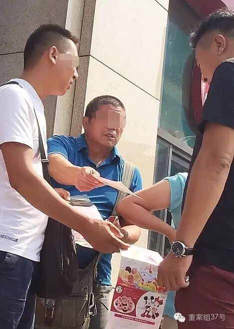 中秋夜吃月饼 &quot;黄牛&quot;和厂商却先用月饼券赚了一笔