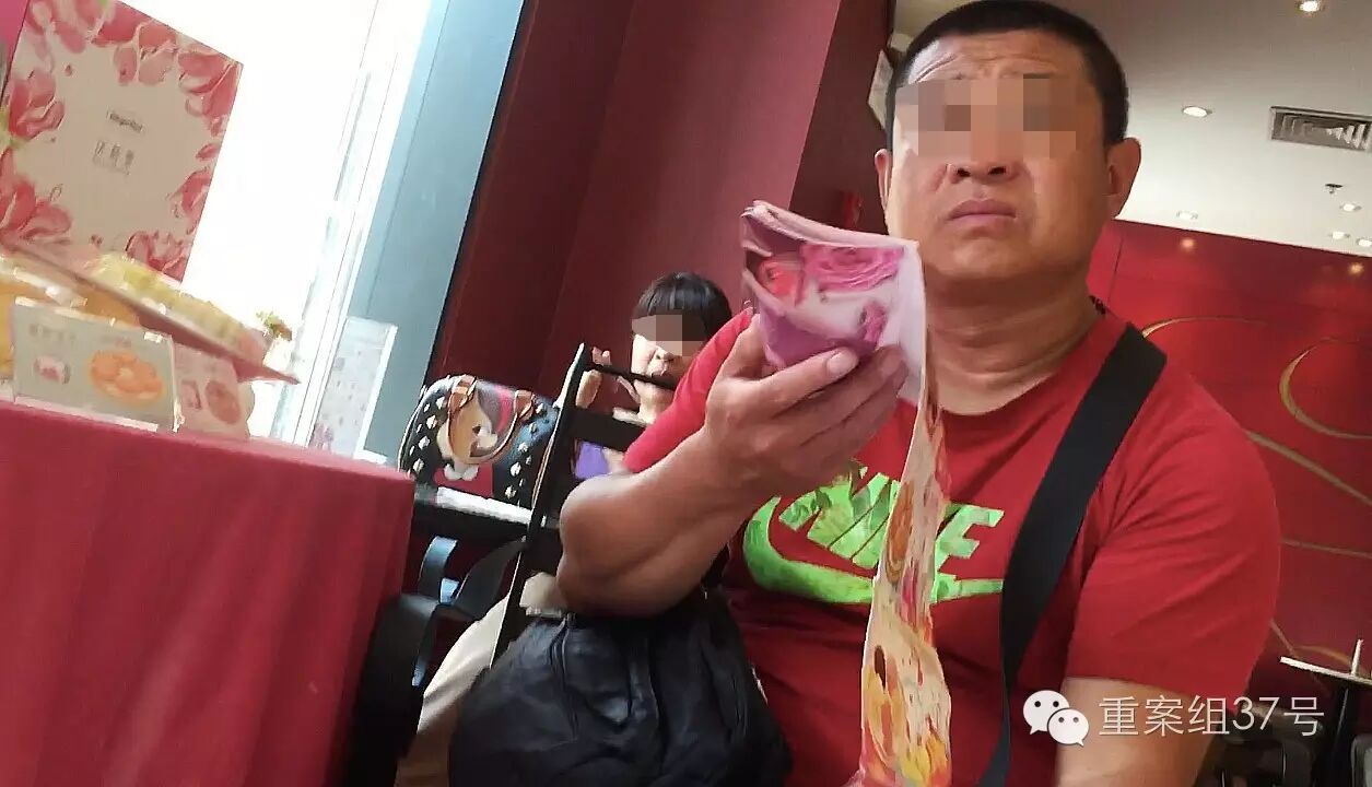 中秋夜吃月饼 &quot;黄牛&quot;和厂商却先用月饼券赚了一笔