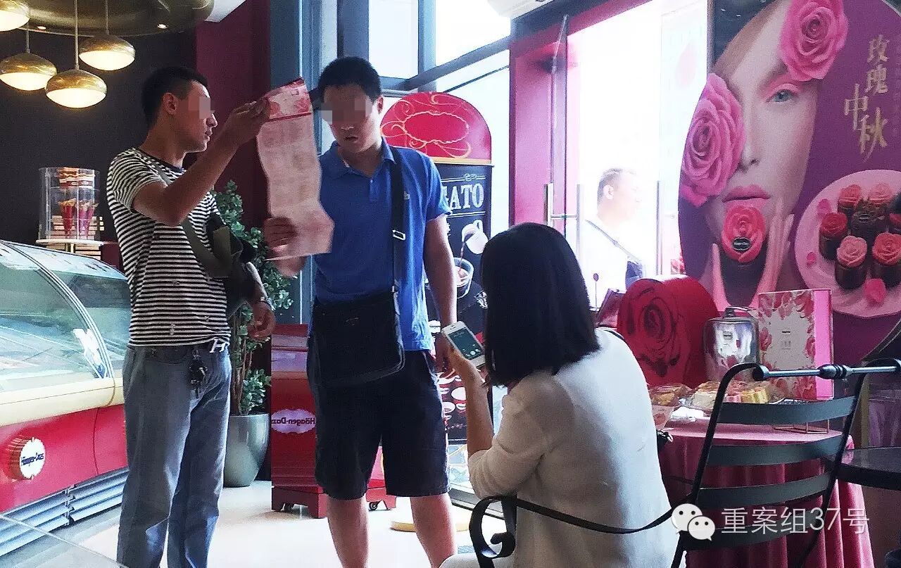 中秋夜吃月饼 &quot;黄牛&quot;和厂商却先用月饼券赚了一笔