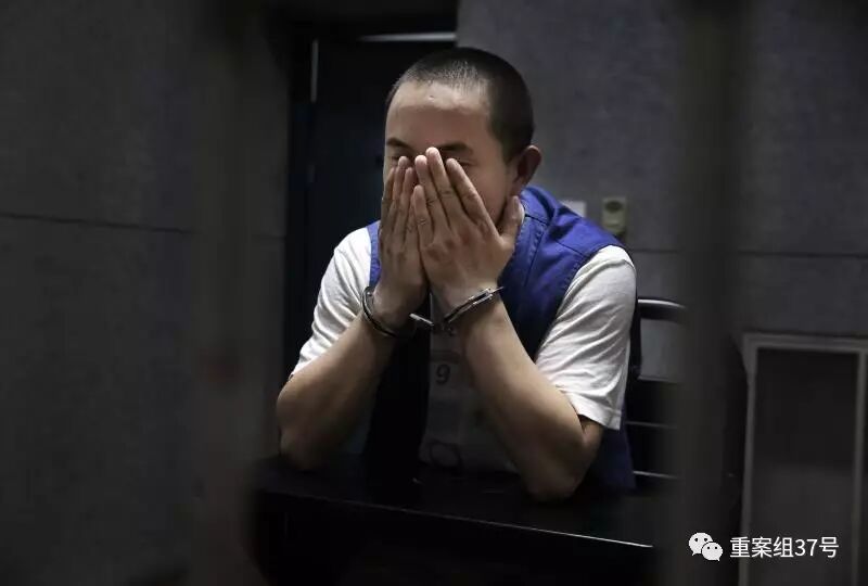 ▲2017年8月8日，天津市靜海區(qū)看守所。傳銷組織蝶貝蕾的一名“高層”楊海兵，正在接受記者采訪。 新京報(bào)記者 尹亞飛