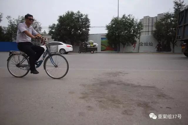 ▲7月25日，事发现场的地面上还有血迹。&nbsp;&nbsp;&nbsp;&nbsp;&nbsp; 手机截图