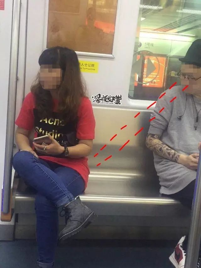 深夜发媸公众号开始在地铁上丢口红!