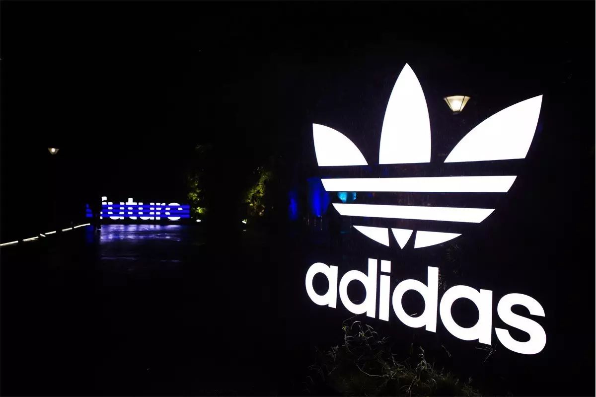 三叶草 logo 和 future 的灯.