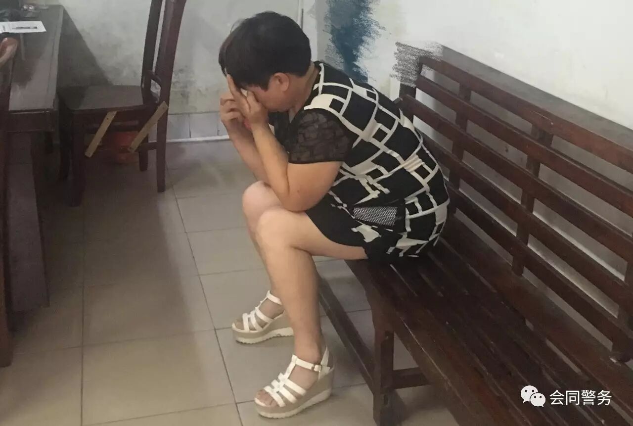 （图为龚某红在哭泣悔恨）