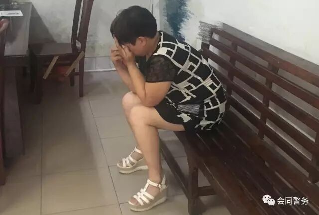 （图为龚某红在哭泣悔恨）