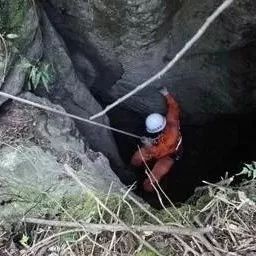 湘东:3名工人被困1800米深岩洞...