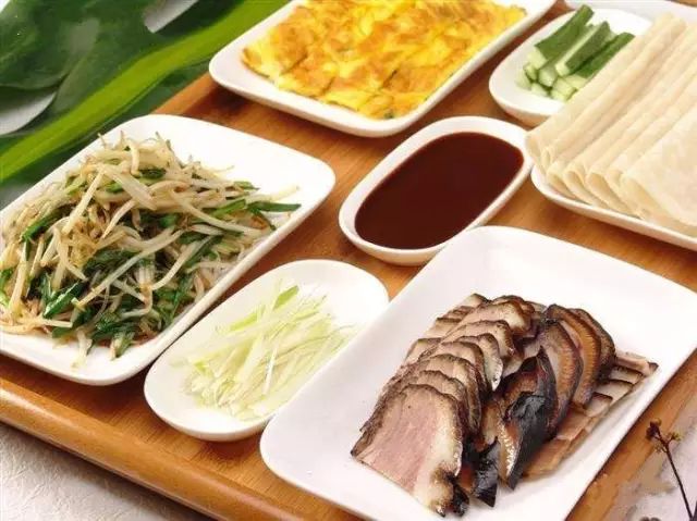 春天必须得吃春饼啊 热水烫面,烙成双层薄饼 夹肘子夹带鱼夹牛肉加