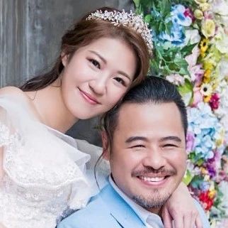 53岁韦家雄闪婚娶小20岁嫩妻!离婚后独自养大儿子,曾被指高攀港姐搭上人妻