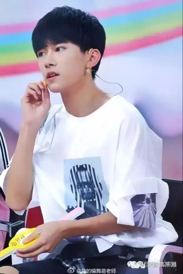 TFBOYS易烊千玺更博,晒DIY迷妹看红眼