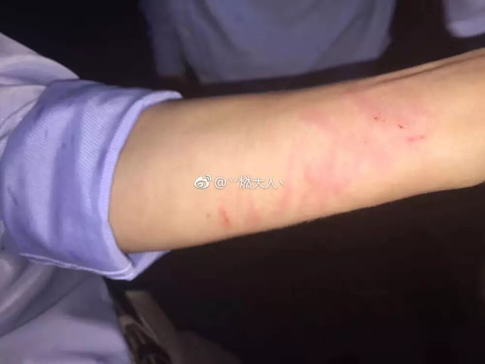 演员黄小蕾和迪士尼工作人员互撕，是谁在说大话？