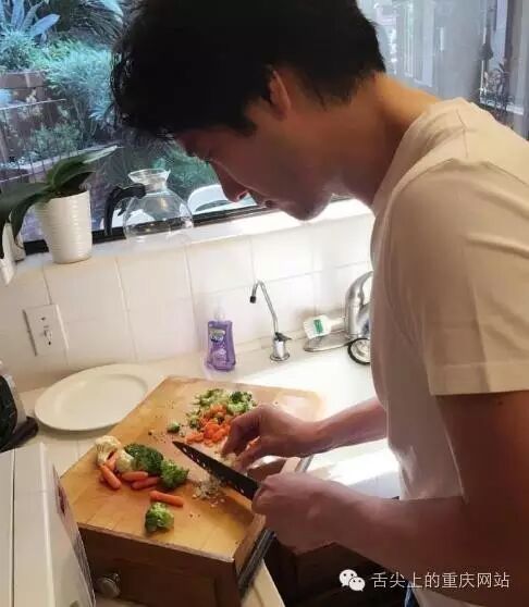 王力宏为孕妻下厨 低头切菜 让网友直呼认真的男人最有魅力