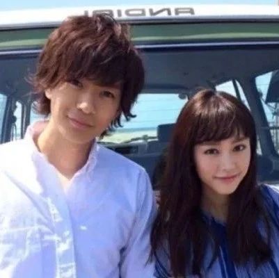 继新垣结衣与星野源年闪婚的消息之后,这对日本俊男美女也来凑热闹了!