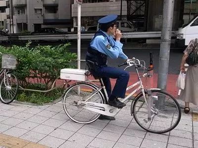 日本街头惊人一幕！警察骑自行车狂追兰博基尼，最后居然还给跪了...... - 3