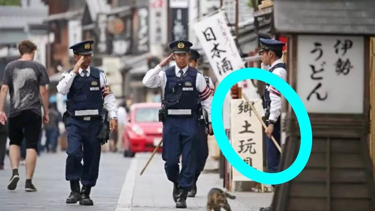 日本街头惊人一幕！警察骑自行车狂追兰博基尼，最后居然还给跪了...... - 1