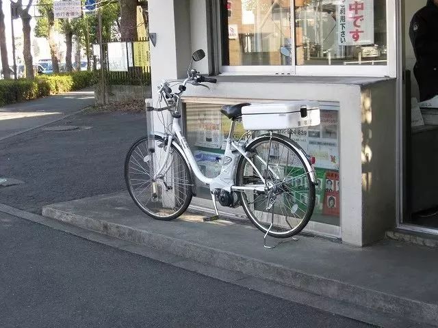 日本街头惊人一幕！警察骑自行车狂追兰博基尼，最后居然还给跪了...... - 5