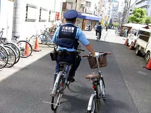 日本街头惊人一幕！警察骑自行车狂追兰博基尼，最后居然还给跪了...... - 4