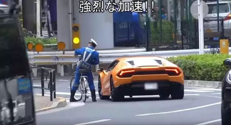 日本街头惊人一幕！警察骑自行车狂追兰博基尼，最后居然还给跪了...... - 10