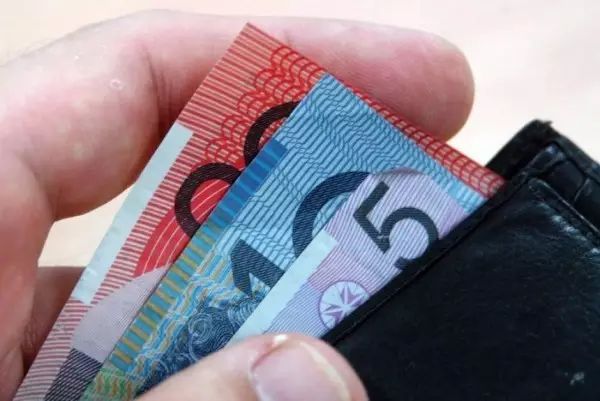 7成澳洲人不满最低工资标准，他们说时薪最好涨到45澳元？