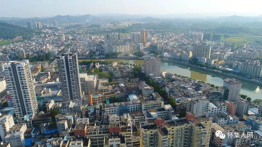 两岸高楼林立鸟瞰怀集一中怀城大桥上人来车往绥江两岸高楼林立来源