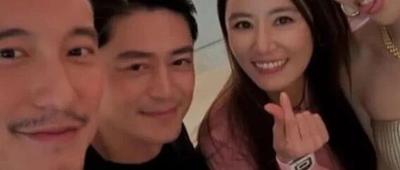 林心如霍建华合体亮相友人婚礼,低调撒糖惊喜全场