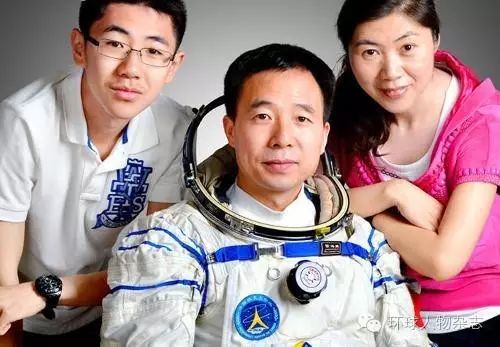 2008年,景海鹏与翟志刚,刘伯明成为神舟七号载人航天飞行员,他们共同