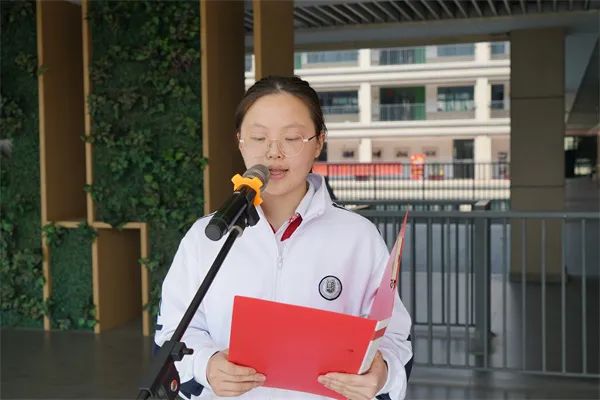 汤奕菲同学担任主持人,刘祖轩同学担任升旗手,吴沁樾和毕凯越同学担任