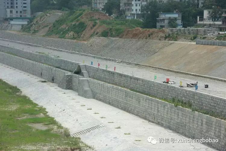 草坪防护区斜坡式河堤