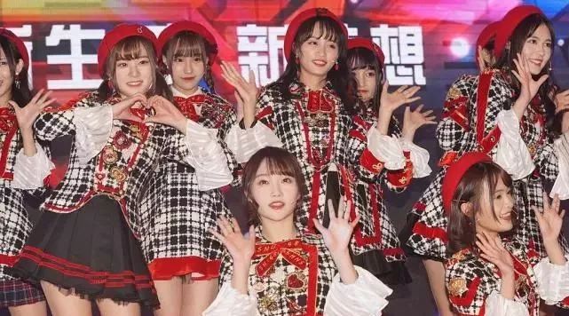 SNH48黄婷婷携队员现身上海某活动 劲歌热舞超吸睛