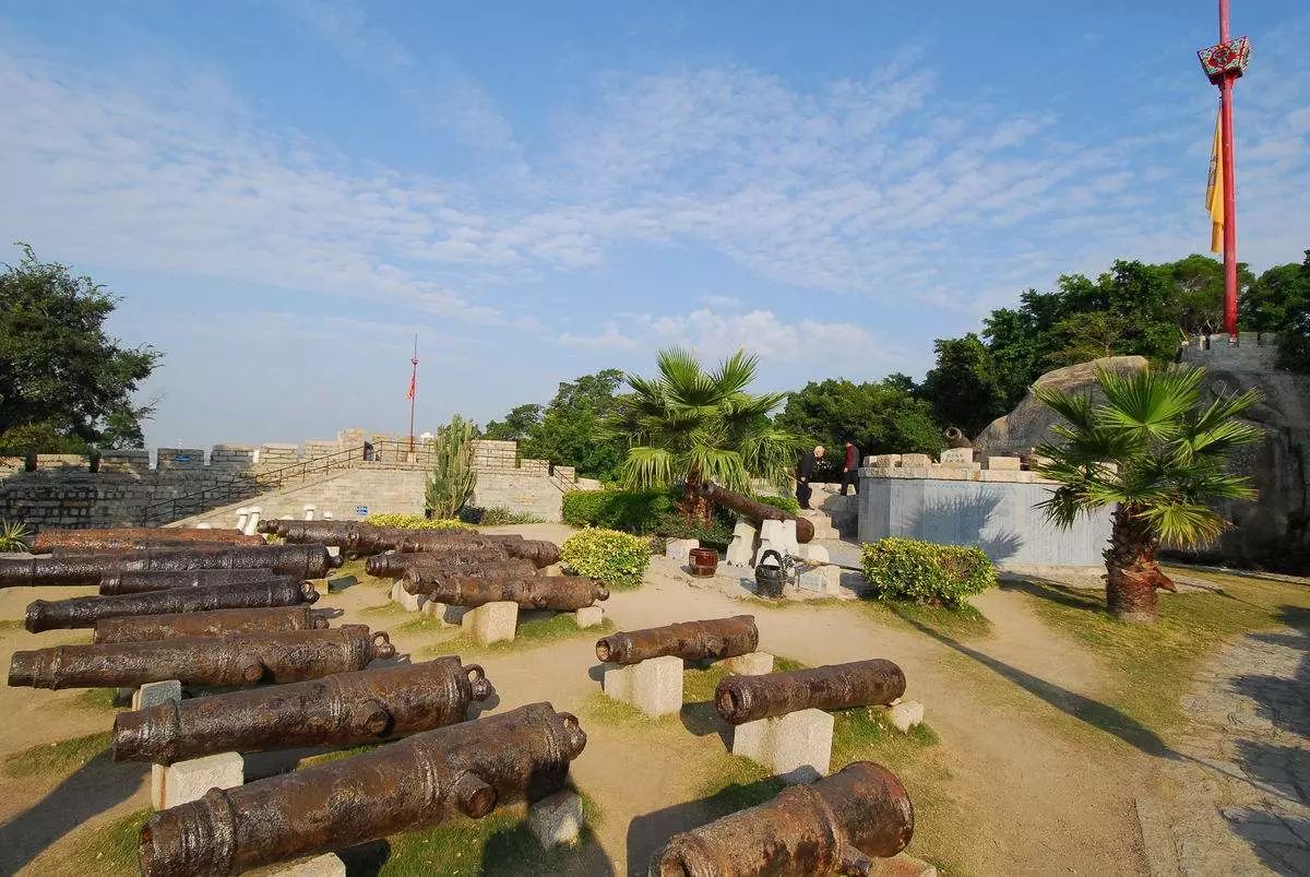胡里山炮台:兼具欧洲和中国明清时期的建筑风格,这里拥有当今世界最大