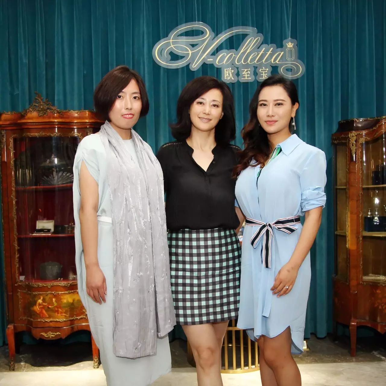 图左曹洪雯女士;图中丁玮女士;图右小莉
