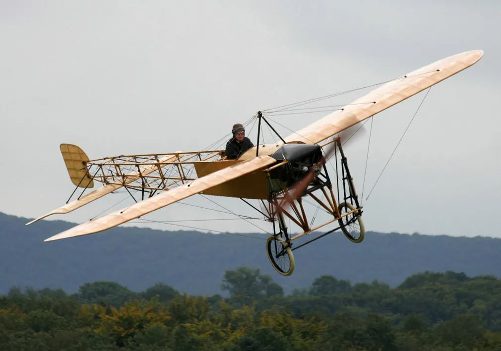 blériot 型号的单翼机.